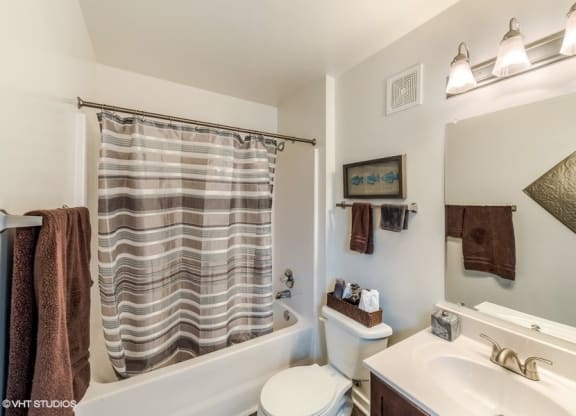 Large Soaking Tub In Bathroom at Brittany Commons Apartments, Virginia, 22553